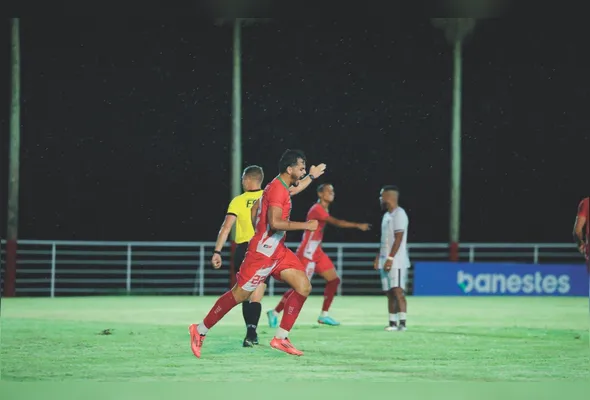 Rômulo, zagueiro do Real Noroeste, comemora um dos gols da equipe