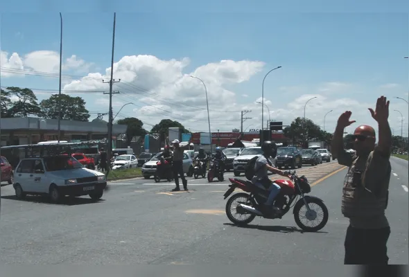 Agentes de trânsito da prefeitura monitoram avenida Mestre Álvaro, trecho que foi municipalizado