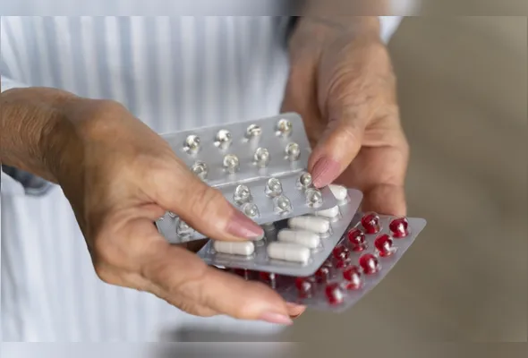Paciente com medicamentos em mãos: aumento começa a valer oficialmente a partir do dia 1º de abril