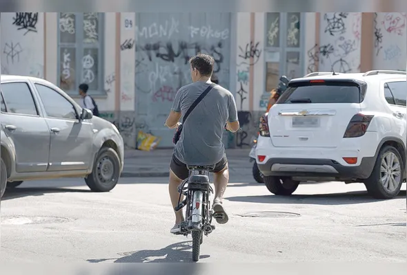 Homem anda de bike elétrica: especialistas em trânsito explicam que é  importante que prefeituras e órgãos fiscalizem esses veículos