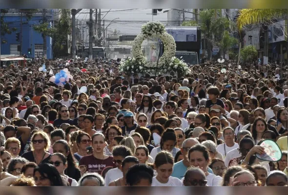 Fiéis acompanham a imagem de Nossa Senhora da Penha na Romaria das Mulheres deste domingo (12)