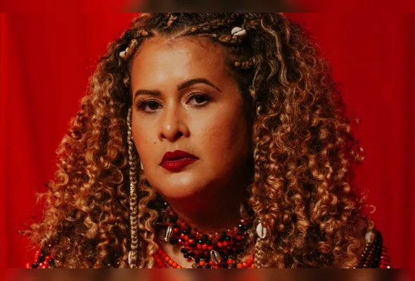 Monique Rocha solta a voz  em músicas que falam sobre São Jorge