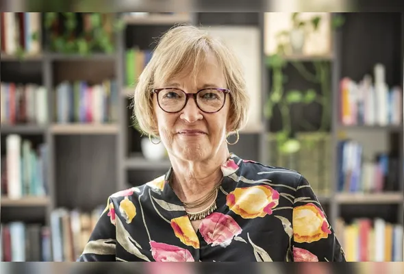 Lynn Austin emociona com história em meio à devastação da guerra
