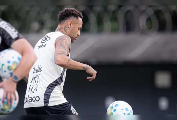 Neymar treina com a bola