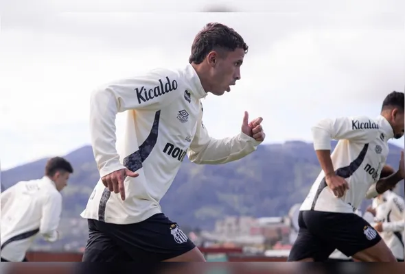 Atletas no último treino do Santos antes da viagem para o Equador