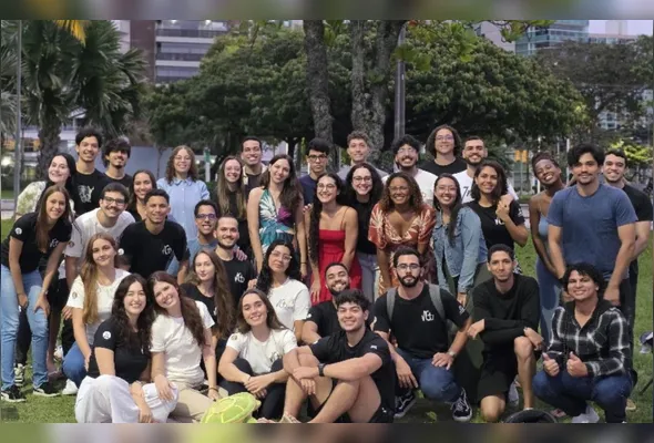 Jovens, famílias e visitantes são convidados a participar livremente, criando um ambiente acolhedor e inclusivo.