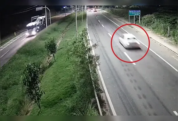 Câmeras de videomonitoramento flagraram disputa racha que causou acidente que matou jovem na rodovia Leste-Oeste, em Cariacica, na última terça-feira (21)