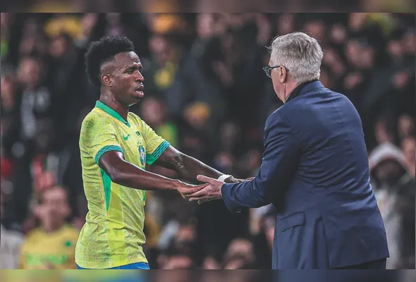 Vinícius Junior cumprimenta Carlo Ancelotti em jogo da Seleção