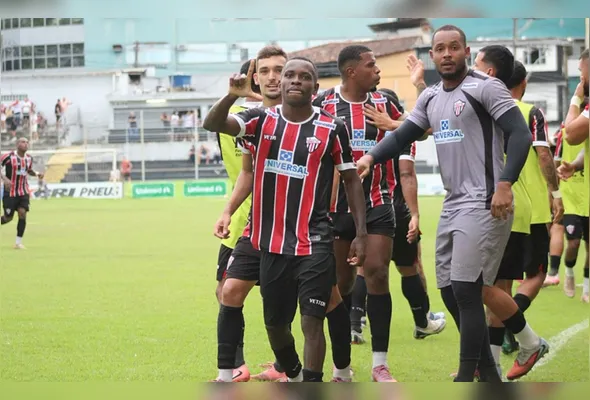 Jogadores do Serra comemoram a vitória no primeiro jogo