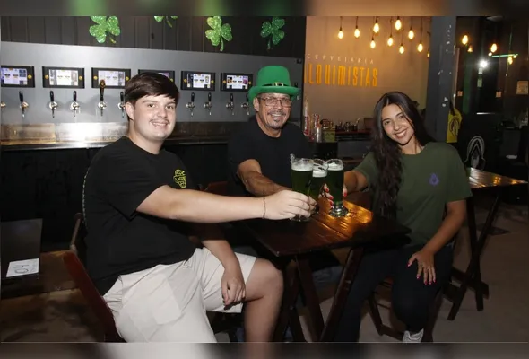 Edgar Oliveira (ao centro) brinda com Harthur Helmer e Eduarda Rezende