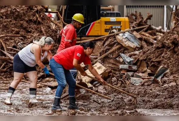 Buscas pelo corpo do último desaparecido em Juiz de Fora, um menino de 9 anos, após deslizamento de terra no bairro Paineiras