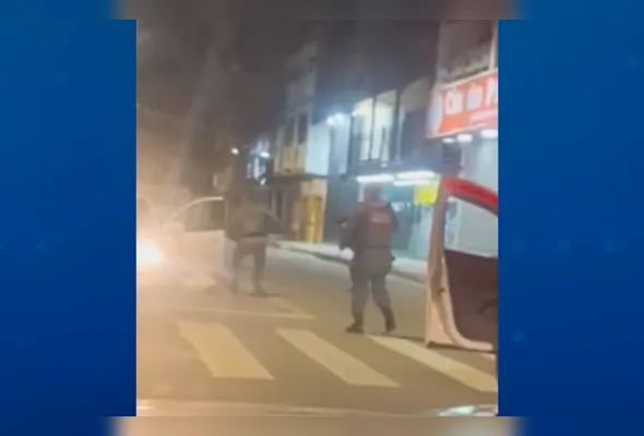 Policiais abordaram o veículo e prenderam os dois suspeitos