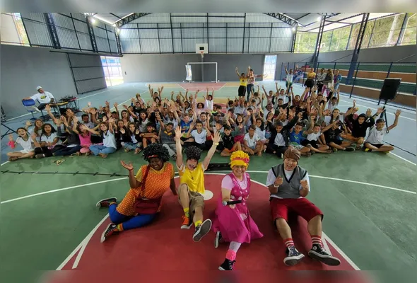 Além do espetáculo, os estudantes recebem uma cartilha ilustrada com jogos e curiosidades sobre segurança online