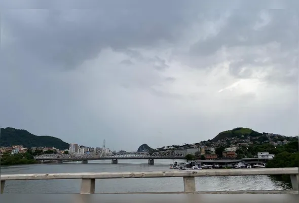 Imagem ilustrativa da imagem Tempo severo: ES segue em alerta vermelho para acumulados de chuva nesta sexta