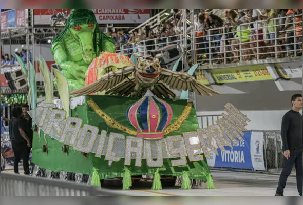 Tradição Serrana desfila no Carnaval 2026 com o enredo "A Cor da Liberdade é Preta", resgatando a Revolta de Queimado e a luta por justiça racial