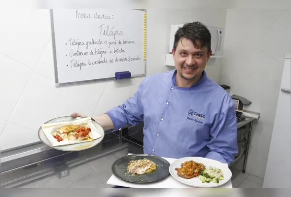 O chef Rafael Agostini mostra as três versões para a tilápia que podem ser degustadas na Semana Santa