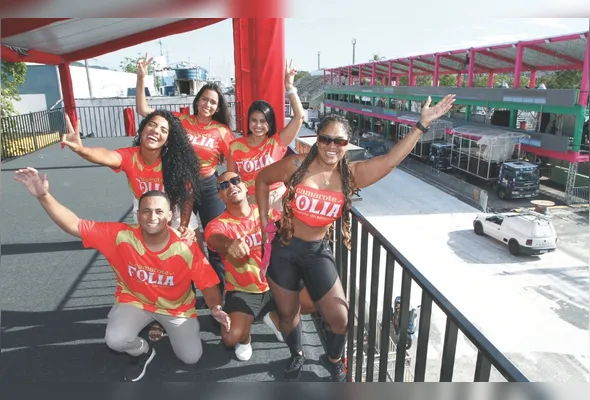 Amigos já garantiram os abadás e vão marcar presença no Camarote Folia para conferir os desfiles das escolas