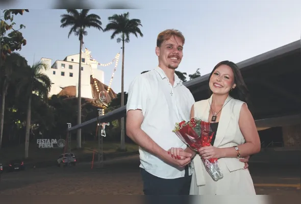 Adryel Suela e Júlia Zardini se conheceram em um retiro  e se reencontraram na Romaria dos Homens de 2024