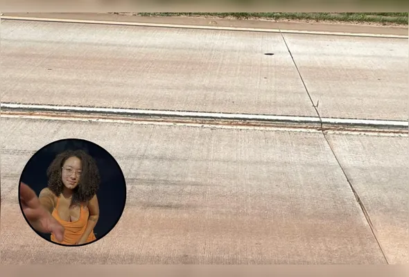 Jovem de 20 anos caiu da moto e foi arrastada na pista após a moto perder o controle no desnível da pista