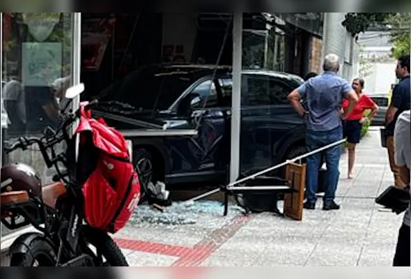 Veículo invadiu padaria em Vitória