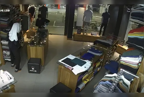 Imagem ilustrativa da imagem VÍDEO | Ladrões invadem loja de roupas e causam prejuízo de R$ 10 mil em Guarapari