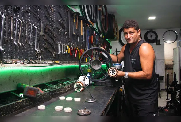 Ed Suleman, proprietário da TecnoBike, destaca que os freios e os pneus das bicicletas elétricas são os itens que exigem maiores cuidados