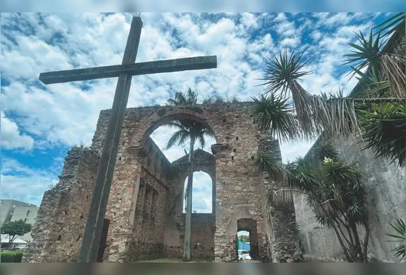 Ruínas da Igreja Velha são o que restou do que seria a maior igreja de São Mateus, mas a obra foi interrompida