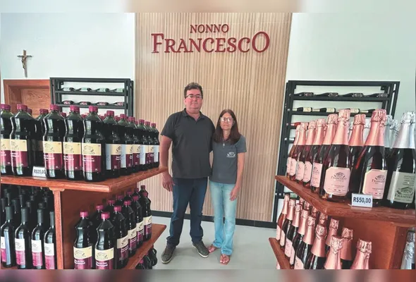 Na Vinícola Nonno Francesco, no Vale do Tabocas, Devanir e Ana Ziviani recebem turistas ao longo do ano, promovendo visitas guiadas ao parreiral e apresentando, na loja, vinhos e espumantes feitos na propriedade