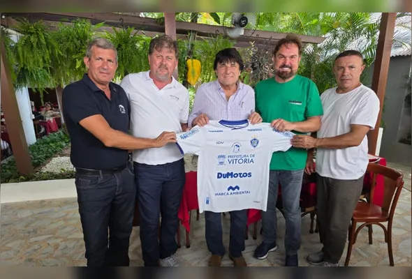 Antônio Perovano ao lado dos empresários