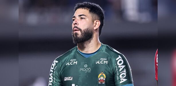 Vitória contrata goleiro de adversário na Série D