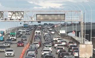 Imagem ilustrativa da imagem 84 motoristas multados por usar faixa de motos e ônibus na Terceira Ponte