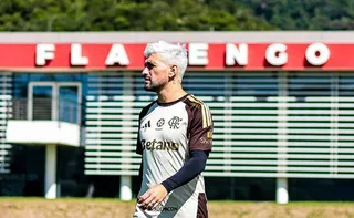 Imagem ilustrativa da imagem Arrascaeta passa por cirurgia bem-sucedida após fratura na clavícula no Flamengo