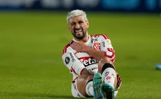 Imagem ilustrativa da imagem Arrascaeta vai passar por cirurgia após fraturar clavícula em jogo da Libertadores