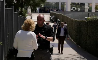 Imagem ilustrativa da imagem Atirador de 89 anos fere 5 pessoas em dois ataques no centro de Atenas
