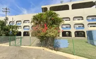 Imagem ilustrativa da imagem Bomba caseira explode em escola de Belford Roxo e fere oito alunos