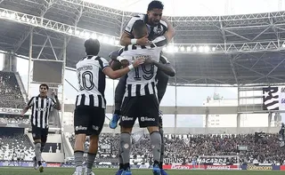 Imagem ilustrativa da imagem Botafogo vence Corinthians pelo Brasileirão com três de Arthur Cabral