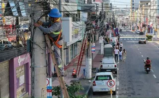 Imagem ilustrativa da imagem Cariacica retira  uma tonelada de fios dos postes