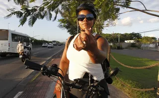 Imagem ilustrativa da imagem Ciclista é ferida após tachinha furar pneu: "Machuquei minha mão e a costela"