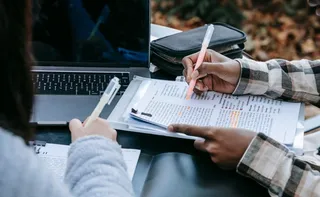 Imagem ilustrativa da imagem Cuidado com ela