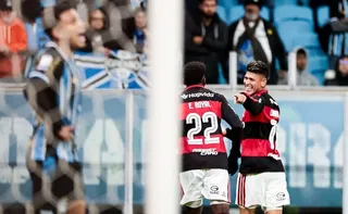 Imagem ilustrativa da imagem Flamengo vence, deixa o Grêmio no Z4 e fica mais perto do Palmeiras