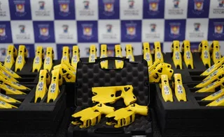 Imagem ilustrativa da imagem Guarda de Vitória recebe 150 novas armas de choque para reforço na segurança