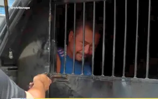 Imagem ilustrativa da imagem Homem joga água quente, esfaqueia e dá marteladas em ex-mulher por ciúmes