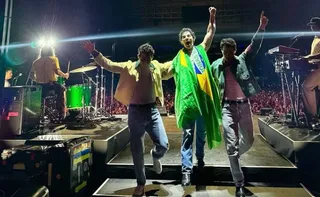Imagem ilustrativa da imagem Jonas Brothers surgem com a bandeira do Brasil e brincam sobre Copa: "O hexa vem"