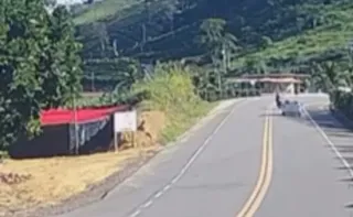 Imagem ilustrativa da imagem Motociclista perde o controle e colide contra carro na ES-344; veja vídeo