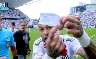 Imagem ilustrativa da imagem Neymar é obrigado a deixar jogo contra o Coritiba após erro bizarro da arbitragem