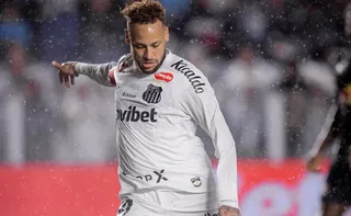 Imagem ilustrativa da imagem Neymar marca em 'despedida' da Vila, Santos vence Bragantino e escapa do Z4