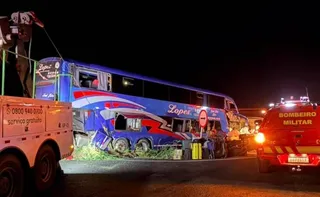Imagem ilustrativa da imagem Ônibus bate em traseira de carreta e deixa dois mortos e 33 feridos em Minas Gerais