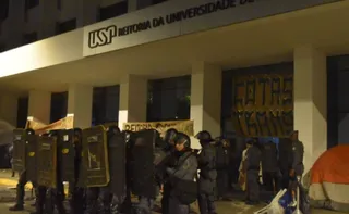 Imagem ilustrativa da imagem PM expulsa estudantes com bombas de efeito moral e retoma reitoria da USP