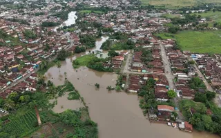 Imagem ilustrativa da imagem Timbaúba mobiliza abrigos após transbordamento do Rio Tiuma e 115 desalojados