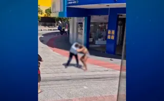 Imagem ilustrativa da imagem VÍDEO I Motorista do Transcol é flagrado agredindo travesti na Reta da Penha